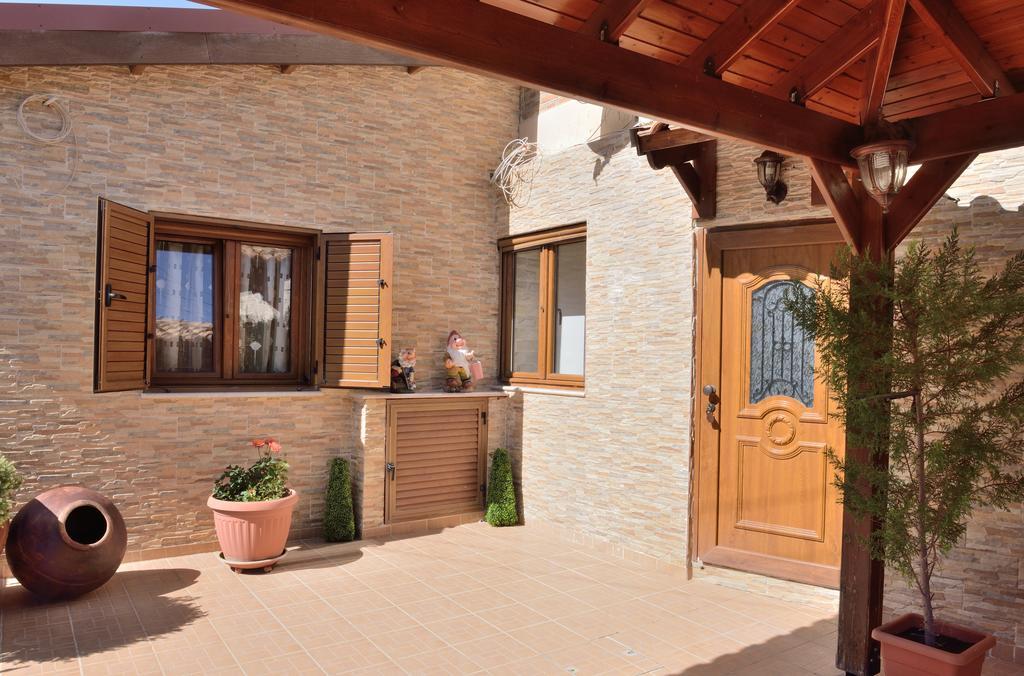The Love Holiday House Tris Elies Exterior photo